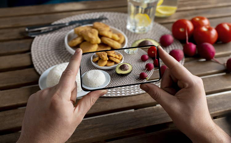 Ilustrasi orang yang memfoto makanan sebelum makan. - Image