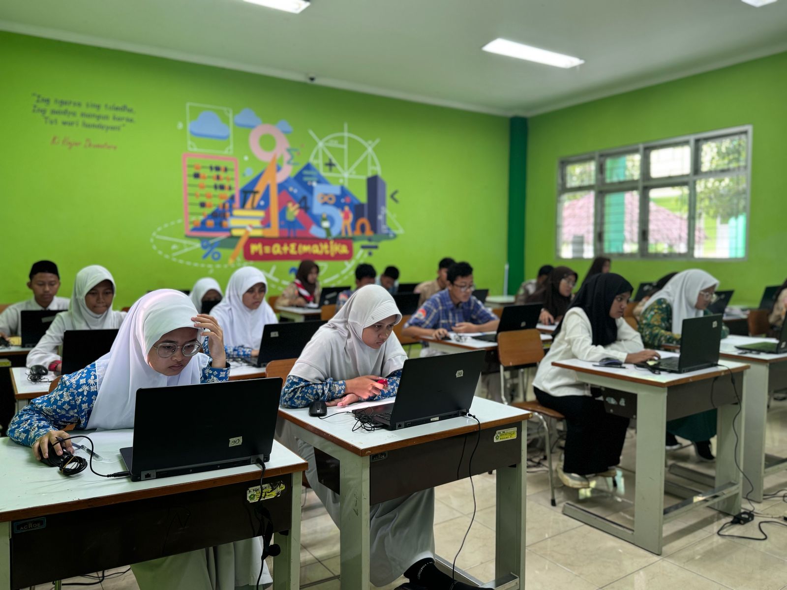 Peserta SNPDB MAN Unggulan mengikuti ujian CBT di Palembang, Sumsel, Sabtu (22/2). (HUMAS KEMENAG) - Image