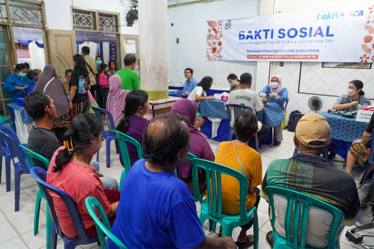 Peserta mengantre untuk pemeriksaan kesehatan gratis dari BCA yang dilakukan di Balai Warga RW 02 Duri Utara, Jakarta Barat Klinik Bakti Medika, Mangga Dua, Jakarta Pusat pada 18-19 Februari 2025. - Image