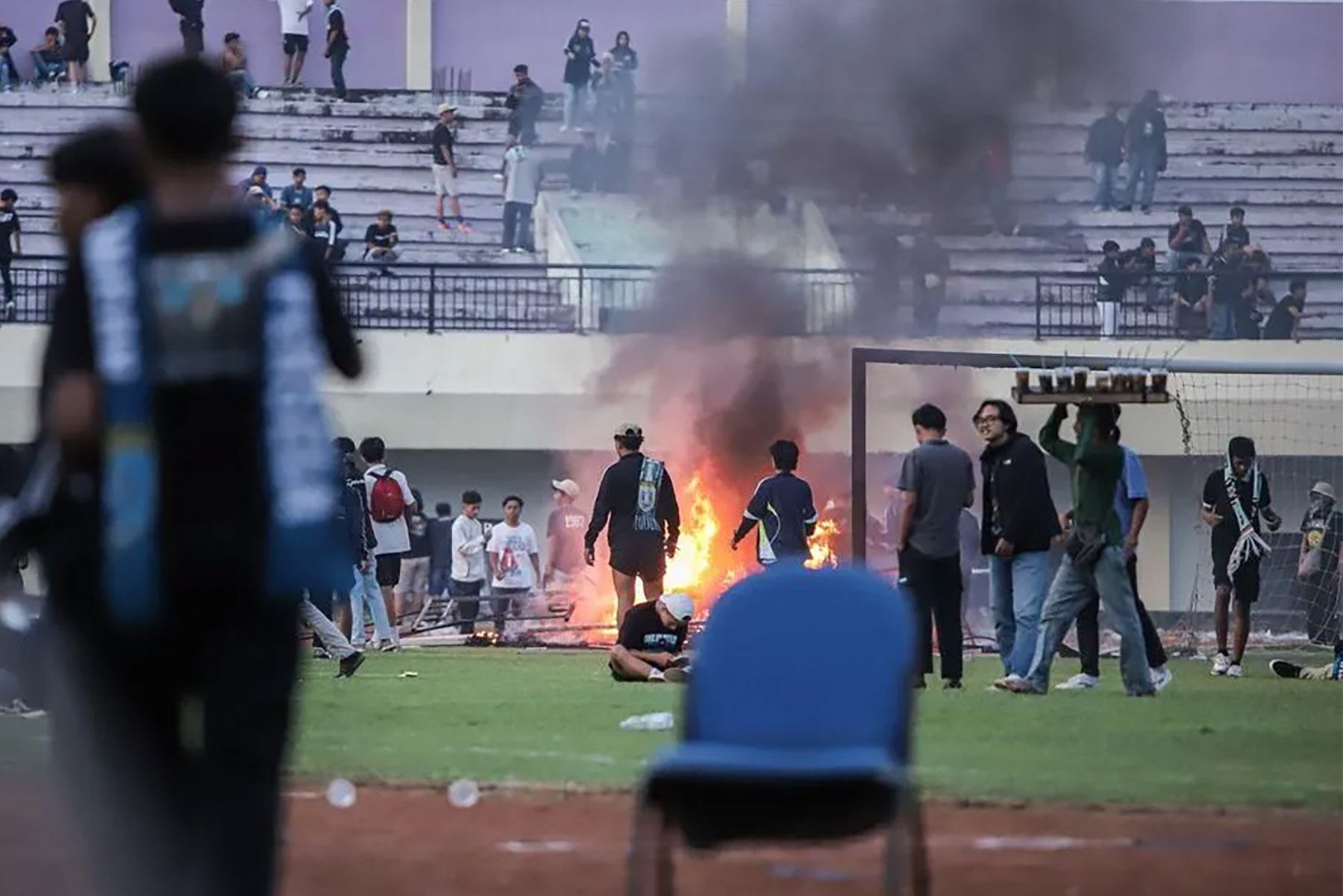 Suporter Persela Lamongan memasuki lapangan saat pertandingan Liga 2 antara Persela Lamongan melawan Persijap Jepara di Stadion Tuban Sport Center, Tuban, Selasa (18/2/2024). (Antara/Rizal Hanafi) - Image