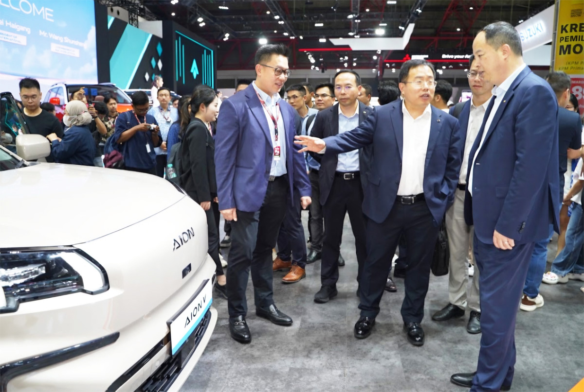 Para petinggi GAC International saat meninjau booth Aion di IIMS 2025. (RianAlfianto/JawaPos.com). - Image
