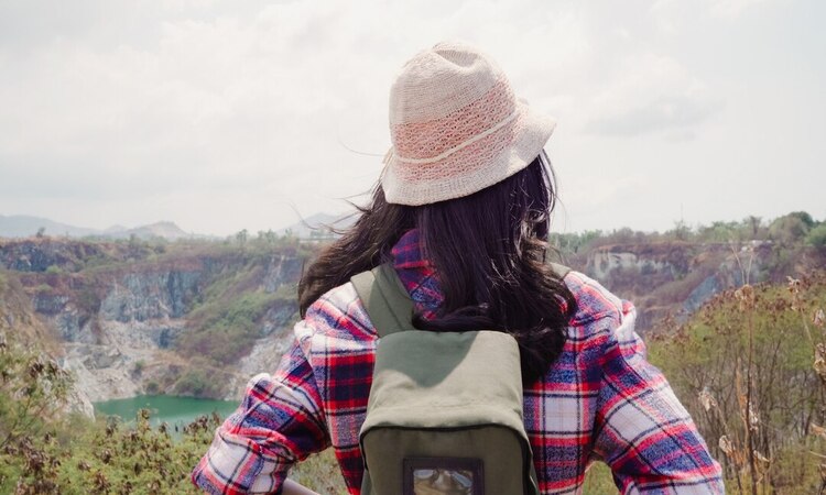 Panduan perempuan Introvert untuk Bepergian Sendiri - Image