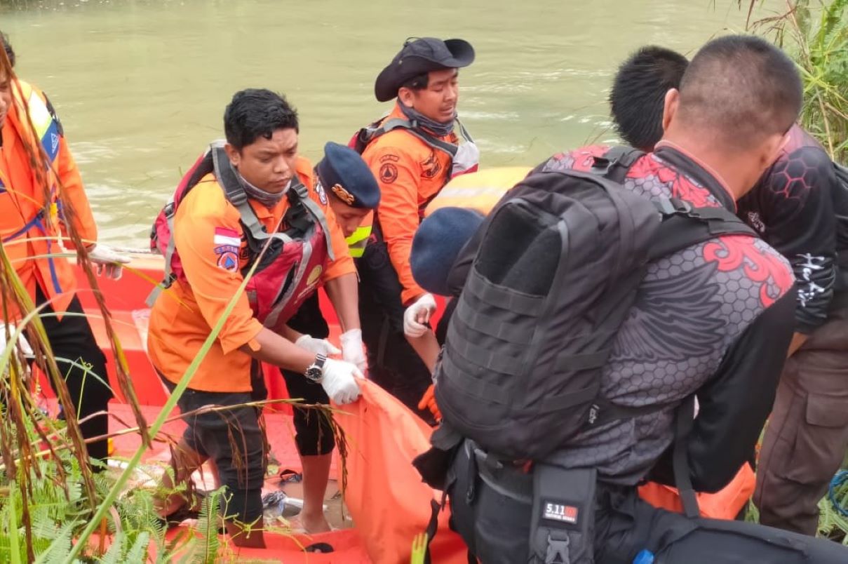 Segati Riau Seluruh Korban Hilang Kecelakaan Truk Colt Diesel di Sungai Segati ...