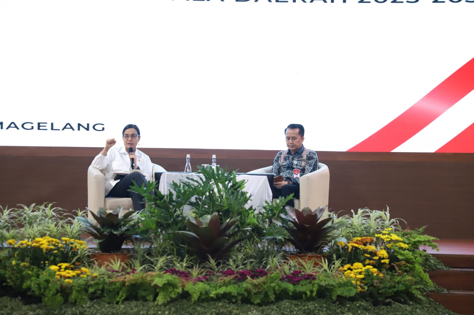 Menkeu Sri Mulyani Indrawati saat menjadi pemateri dalam pembekalan atau retret kepala daerah di Akademi Militer, Magelang, Jawa Tengah, pada Minggu (23/2) malam. (Istimewa) - Image