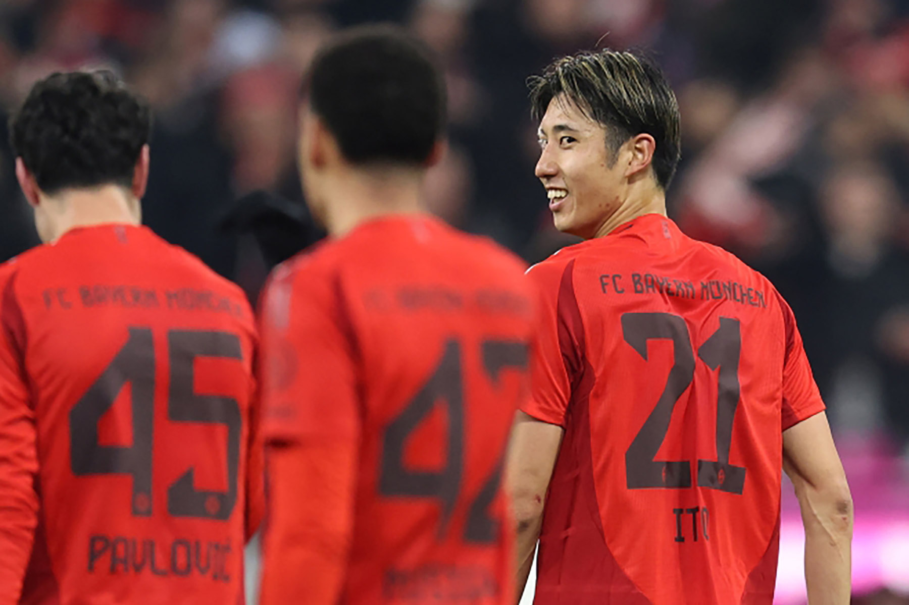 Bek kiri Jepang Hiroki Ito (kanan) usai mencetak gol ke gawang Eintracht Frankfurt. (AFP via Jawa Pos) - Image