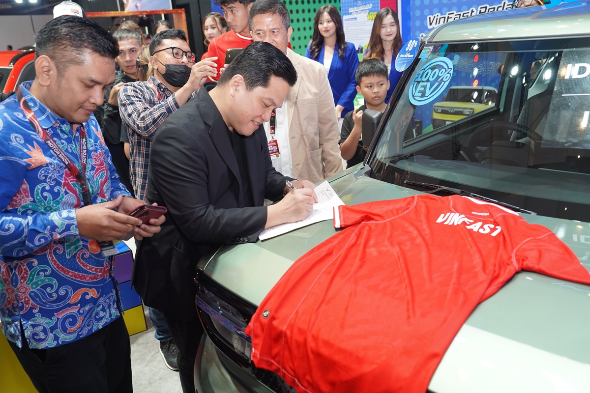Ketua Umum PSSI, Erick Thohir saat menandatangani kemitraan dengan VinFast di Jiexpo Kemayoran, Jakarta Pusat, Sabtu (22/2). - Image