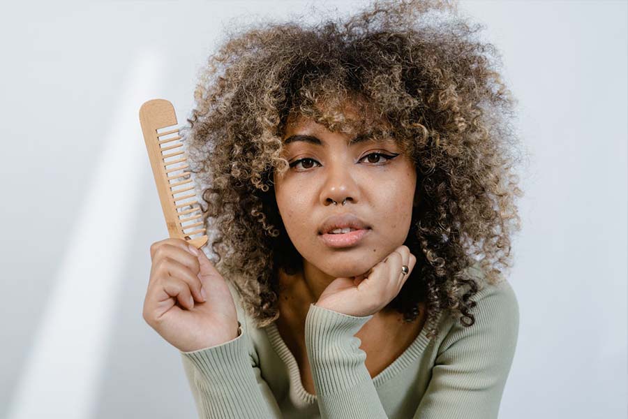 Ilustrasi bingung merawat rambut keriting. (Pexels) - Image