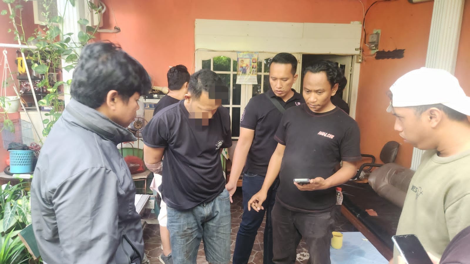 Polisi menangkap KT, 28, pelaku penyerangan terhadap pemilik warung kelontong di Jalan HOS Cokroaminoto, Larangan, Kota Tangerang, Banten, Selasa (25/2). (Istimewa). - Image