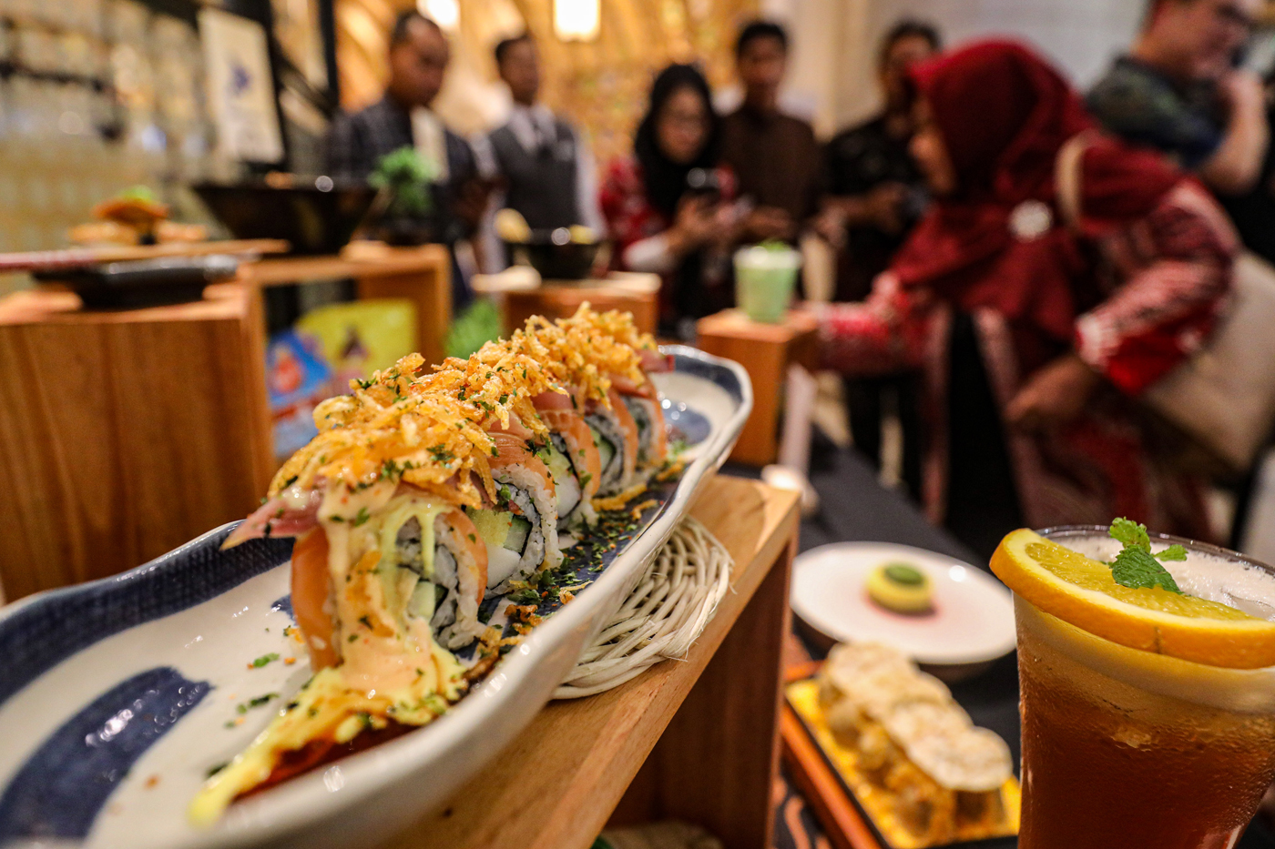Pengunjung melihat display makanan disela acara Press Conference “Sushi Tei Group Supports UMKM” di Jakarta, Senin (24/2/2025). (Salman Toyibi/Jawa Pos) - Image