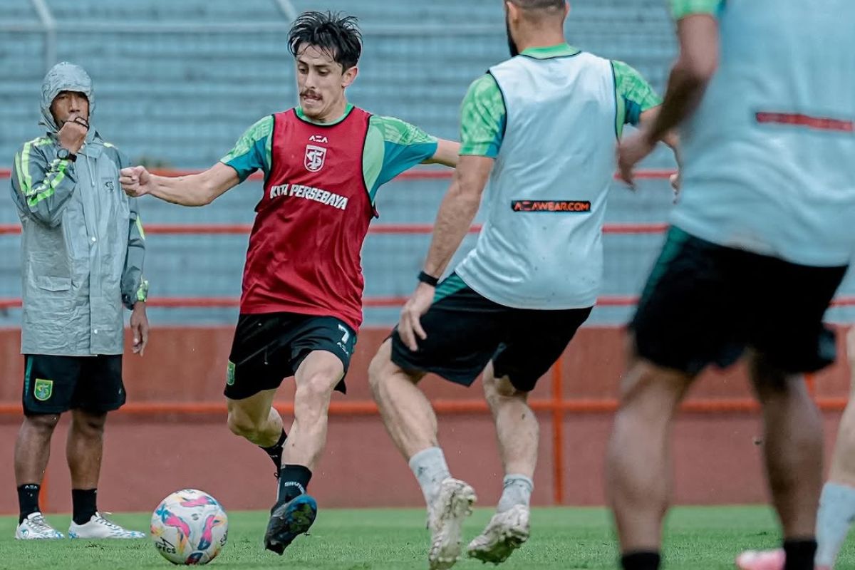 Persebaya Surabaya akan menghadapi tiga laga krusial di bulan Ramadhan 2025, melawan Persib Bandung, PSM Makassar, dan PSIS Semarang. (Media Persebaya) - Image