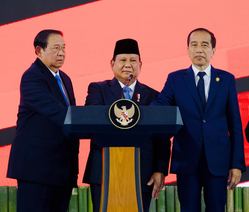 Presiden Prabowo Subianto bersama Presiden keenam Susilo Bambang Yudhoyono dan Presiden ketujuh Joko Widodo dan pada acara simbolis badan pengelola investasi Daya Anagata Nusantara (Danantara) Istana Merdeka, Jakarta Pusat, Senin (24/2/2025). (Laily Rache - Image