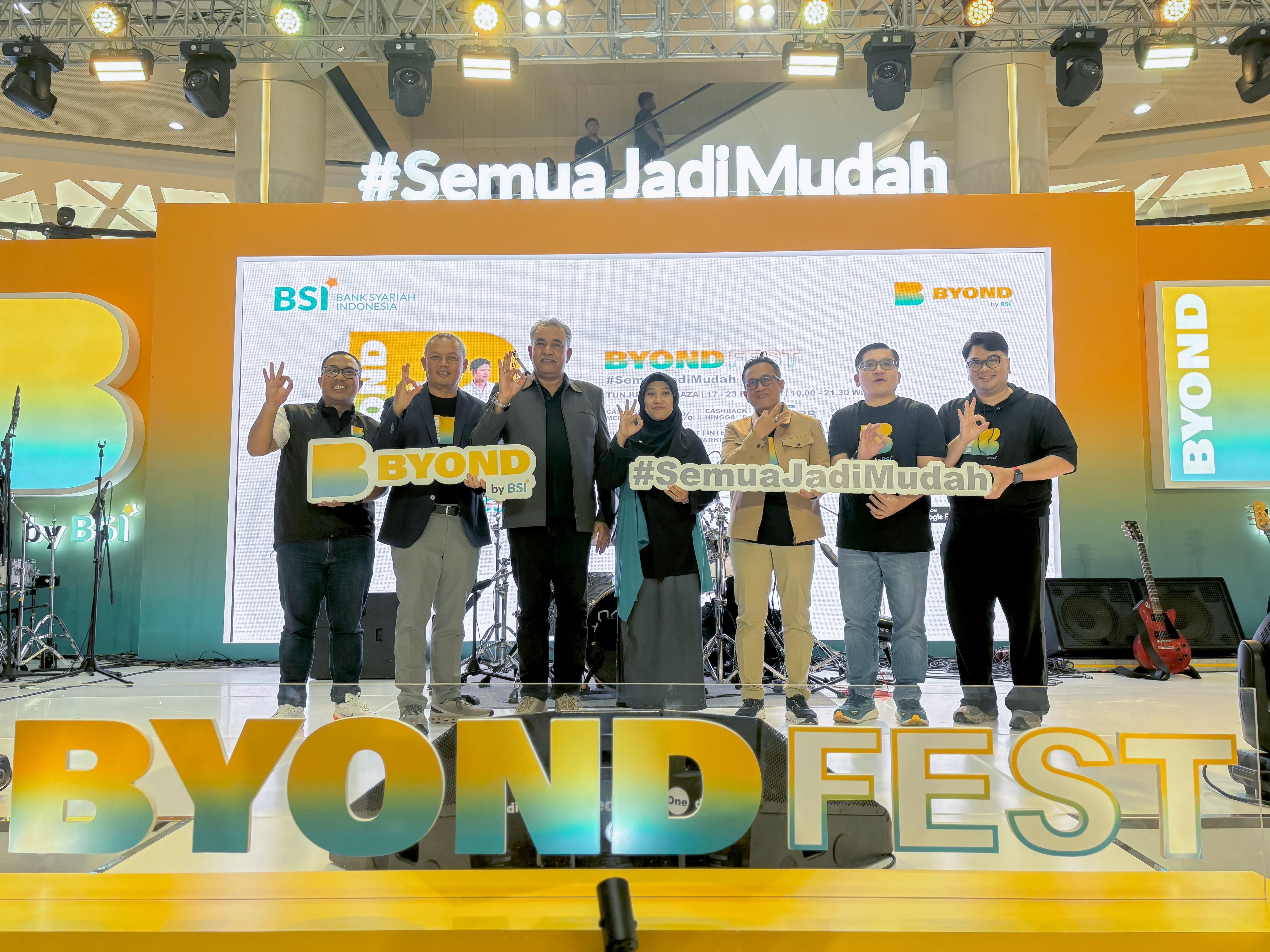 BSI saat menggelar BYOND Fest di Tunjungan Plaza. (Billy/Jawa Pos) - Image