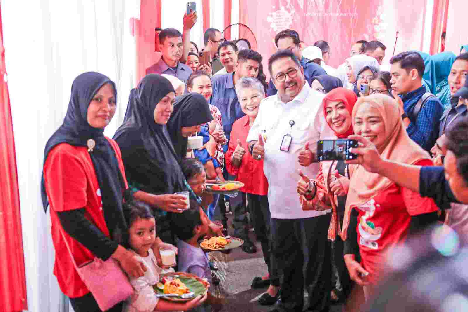 Wakil Gubernur (Wagub) DKI Jakarta Rano Karno meninjau sarapan bergizi seimbang bagi anak di bawah lima tahun (balita), ibu hamil, dan ibu menyusui di Jalan Kebon Kacang Nomor 44, Jakarta Pusat. - Image
