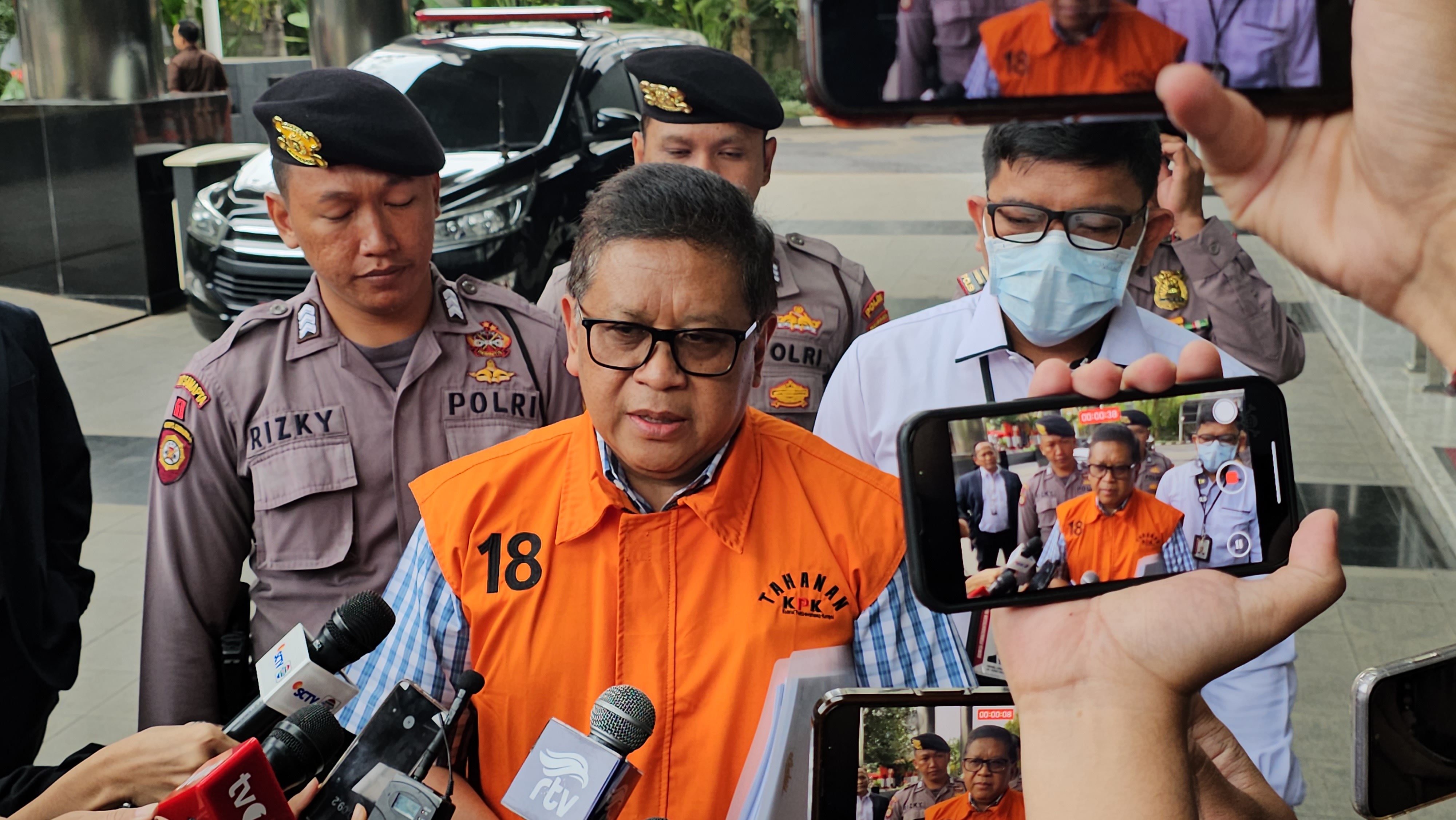 Sekretaris Jenderal (Sekjen) PDI Perjuangan Hasto Kristiyanto saat hendak menjalani pemeriksaan perdana di Gedung Merah Putih KPK, Jakarta, Rabu (26/2). (Muhammad Ridwan/JawaPos.com). - Image
