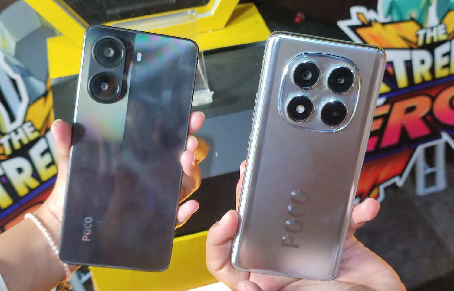 Tampilan Poco X7 5G (kanan) dan Poco X7 Pro 5G (kiri). (Nanda Prayoga/JawaPos.com) - Image