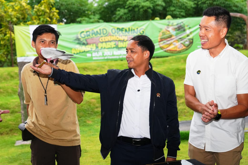 Menhut Raja Juli Antoni memegang salah satu burung di Aviary Park Indonesia. (Humas Kemenhut) - Image