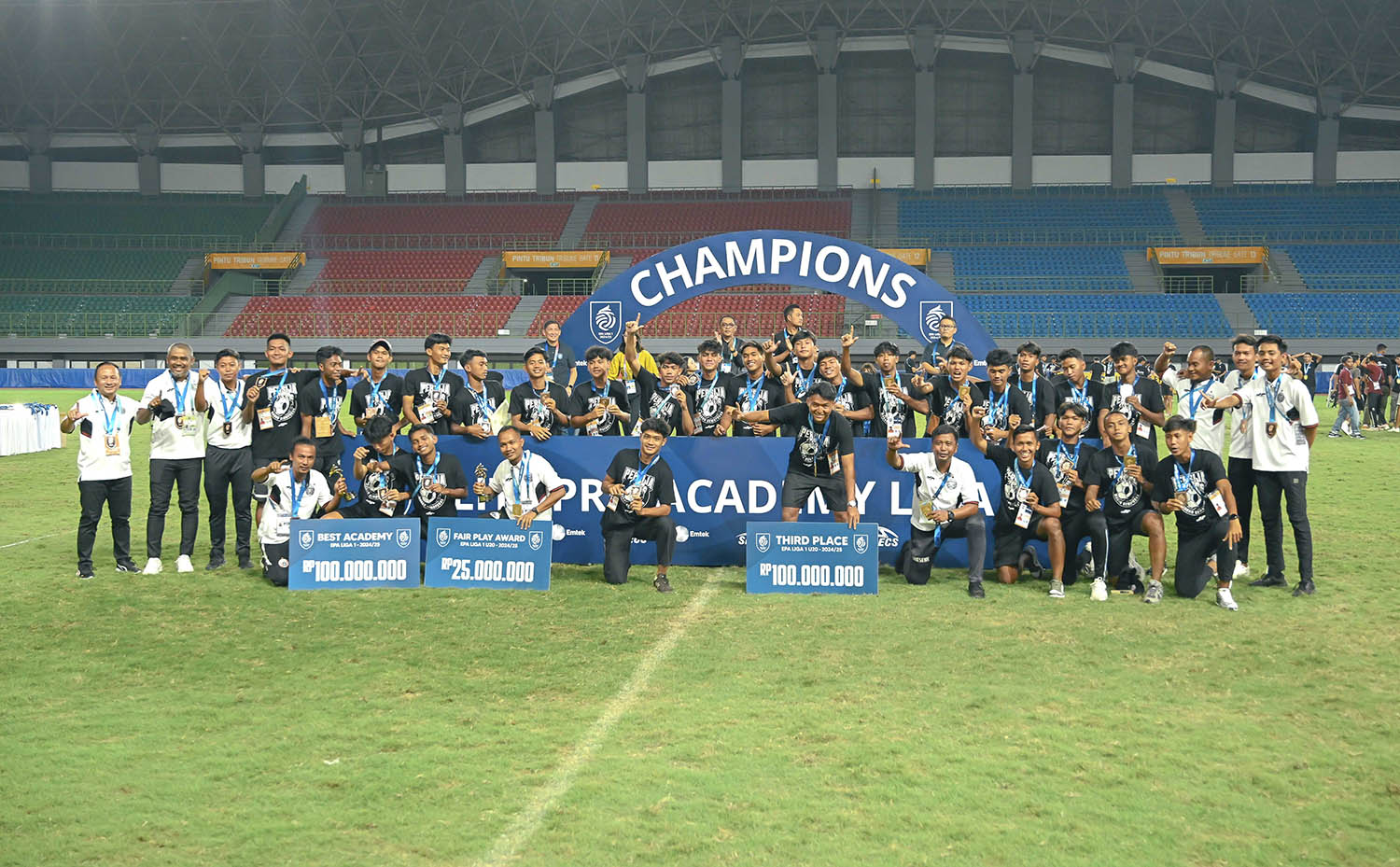 Persija Jakarta sukses menjadi Best Academy EPA Liga 1 Indonesia 2024/2025 berkat keberhasilan Persija U-18 sebagai runner-up dan Persija U-20 merebut tempat ketiga. (Dok: Persija) - Image