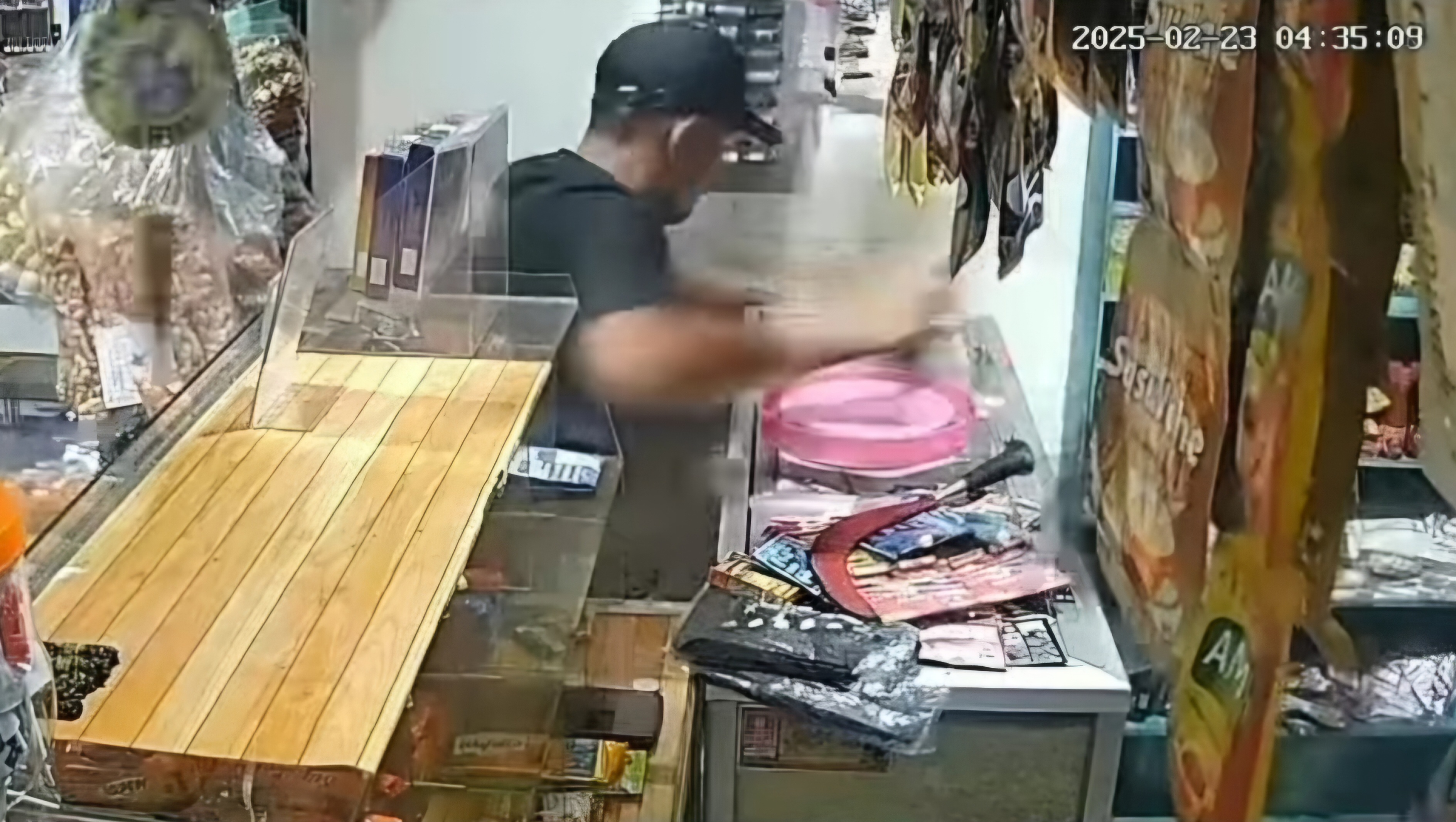 Tangkapan layar video viral pembacokan penjaga watung oleh preman di Ciledug, Kota Tangerang. (Instagram @viralciledug) - Image