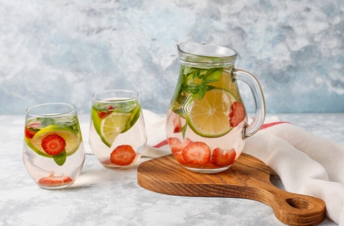 Ilustrasi infused water yang membantu bakar lemak di tubuh. (freepik/ azerbaijan_stockers) - Image