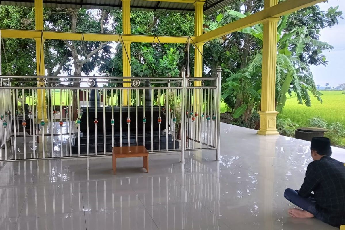 Makam Syaikh Ali Mukhtamar atau Pangeran Jenu. (Wahyu Umattulloh AL Iman/JawaPos.com). - Image