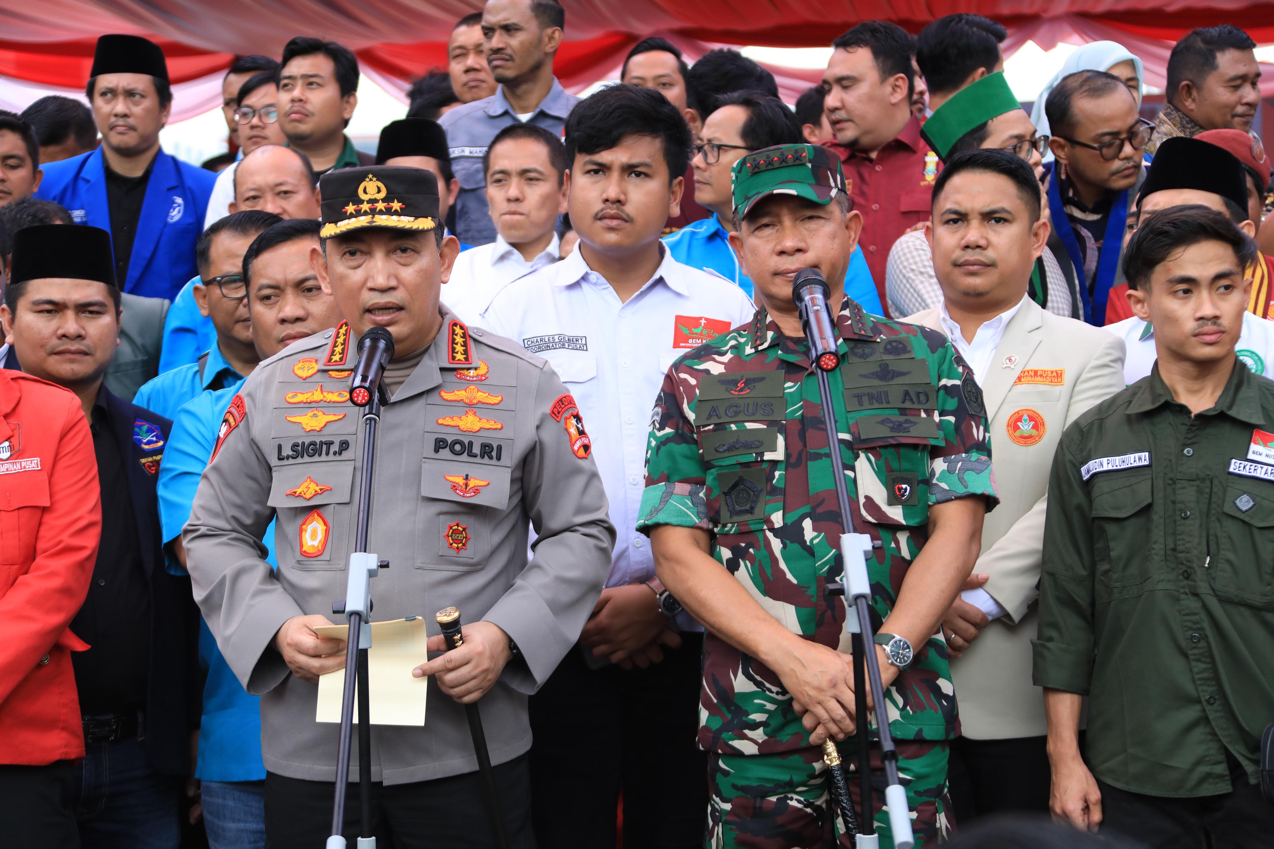 Kapolri Jenderal Listyo Sigit Prabowo dan Panglima TNI Agus Subiyanto saat membagikan sembako. (Mabes Polri) - Image