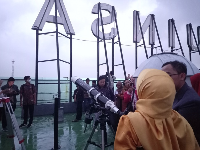 Rukyatul Hilal di Twin Tower B kampus UIN Sunan Ampel Surabaya lantai 10, Jumat (28/2). (Novia Herawati/ JawaPos.com). - Image