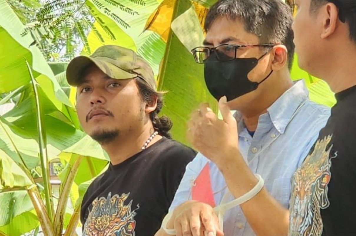 Anggota Polresta Jogjakarta menjalani rekonstruksi kasus dugaan menganiayaan yang menewaskan warga Mijen, Kota Semarang, Jumat (28/2). (I.C. Senjaya/Antara) - Image