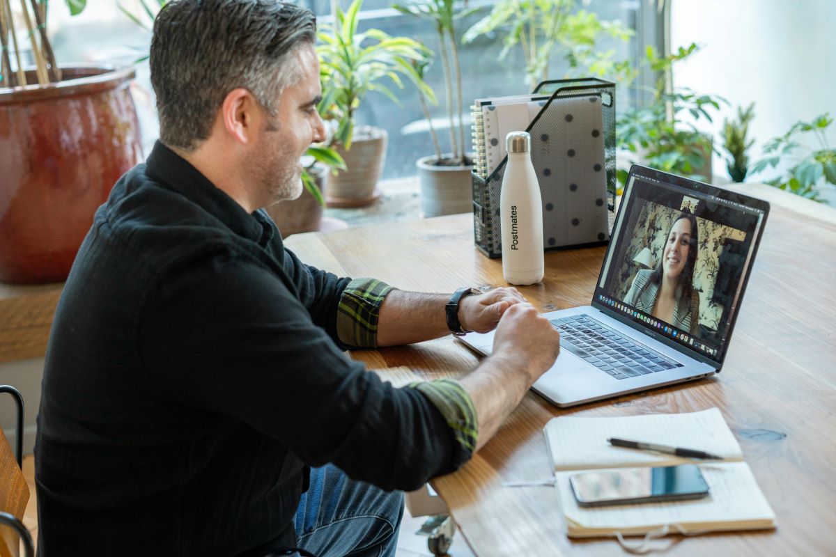 Ilustrasi pakaian meeting online saat WFH. (Pexels) - Image