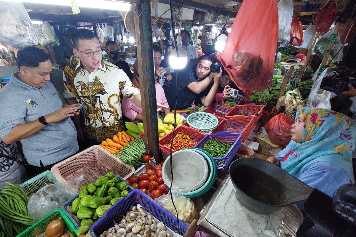 Anggota DPRD DKI Jakarta Hardiyanto Kenneth melakukan inspeksi mendadak (sidak) di pasar Tomang Barat Kopro, Jumat (28/2) pagi. (Zahdomo/JawaPos.com) - Image