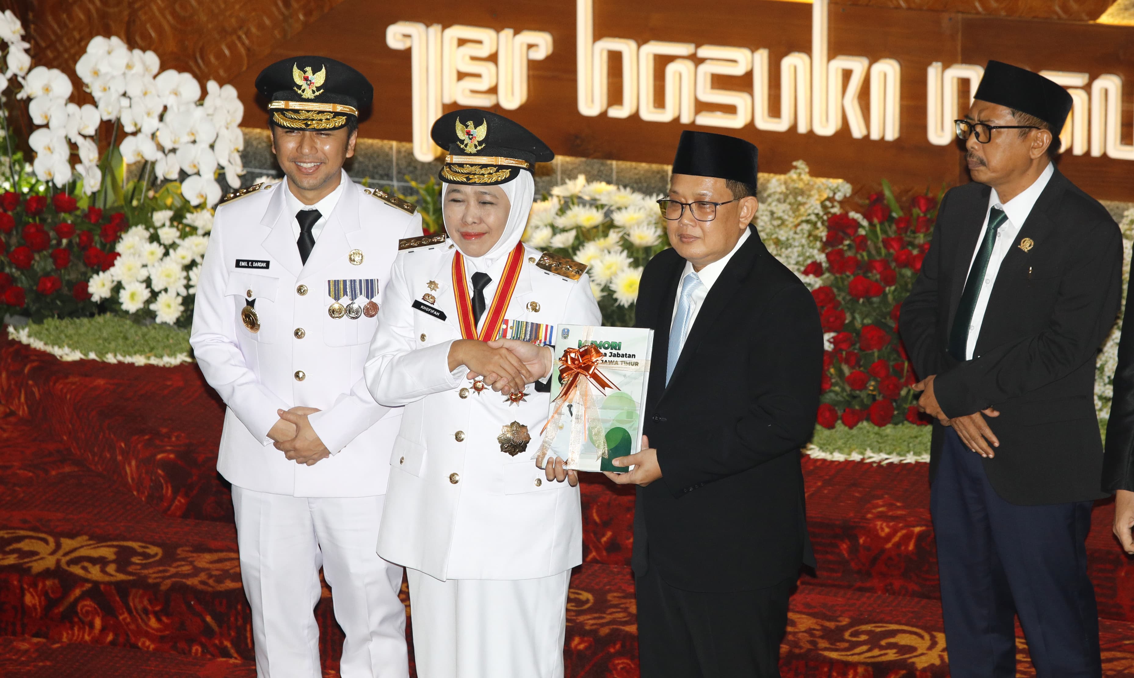 Gubernur Jawa Timur Khofifah Indar Parawansa menerima memori jabatan dari Penjabat Gubernur sebelumnya Adhy Karyono, menandai awal kepemimpinannya untuk periode 2025-2030. (Angger Bondan/ Jawa Pos) - Image