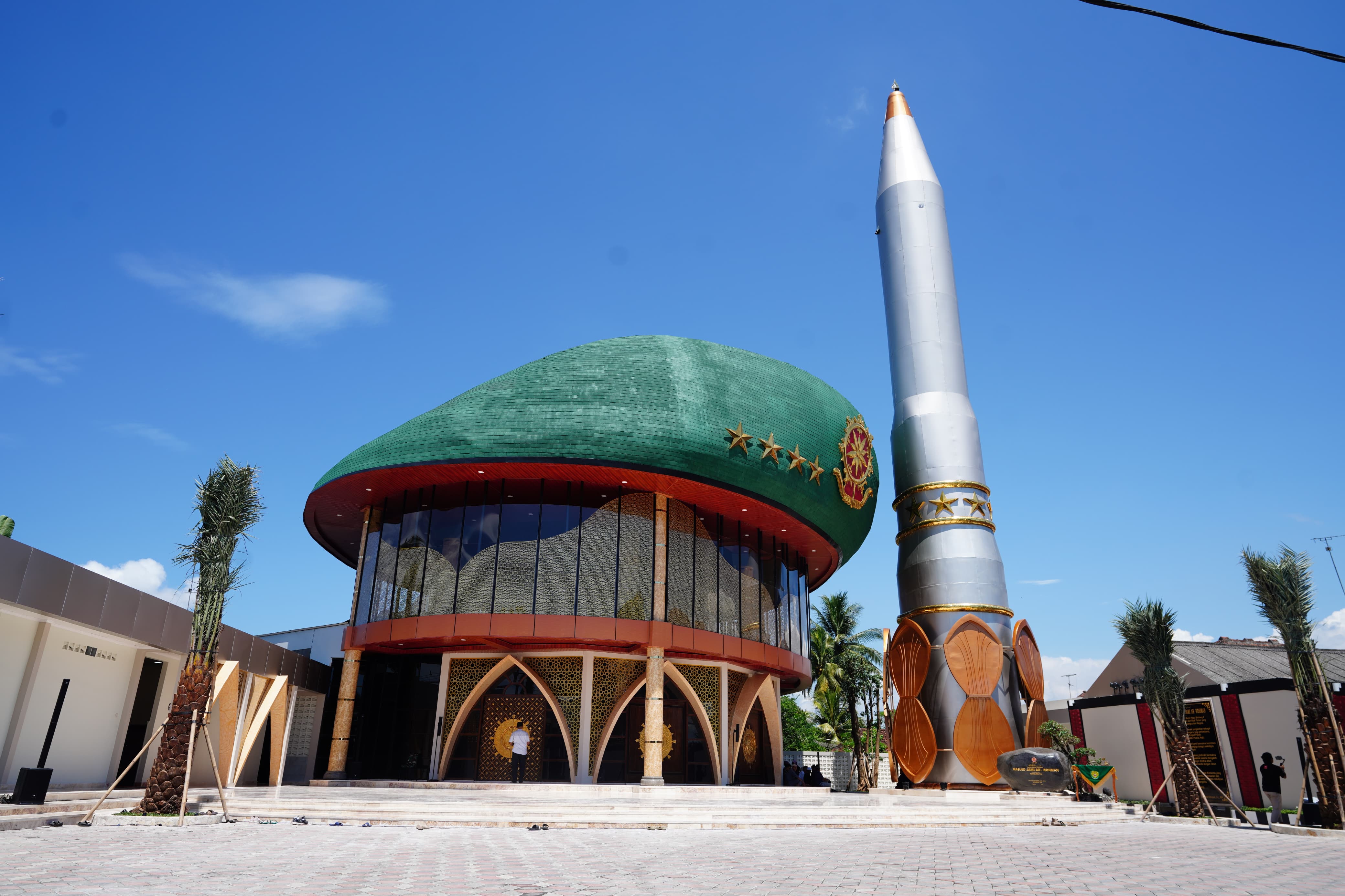 Masjid berbentuk baret di Pangandaran, Jawa Barat yang diresmikan Panglima TNI Jenderal Agus Subiyanto, Sabtu (1/3). - Image