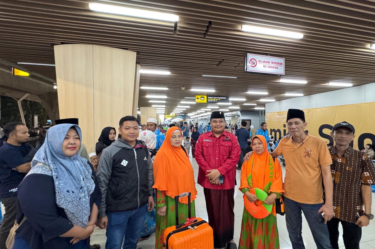Wakil Sekretaris PDI Perjuangan Surabaya Achmad Hidayat (tengah). (Istimewa) - Image