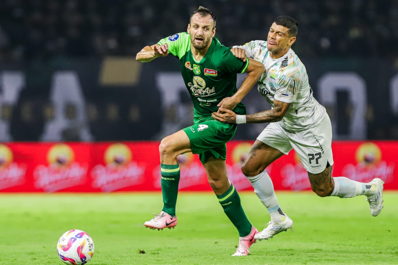 Bek Persebaya Surabaya Dime Dimov duel dengan Ciro Alves dari Persib. (Riana Setiawan/Jawa Pos) - Image