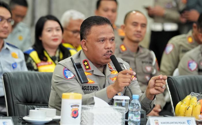 Kakorlantas Polri Irjen Pol Agus Suryonugroho memeriksa kesiapan Operasi Ketupat 2025 di wilayah Polda Jawa Barat dan Polda Metro Jaya. (Polri) - Image