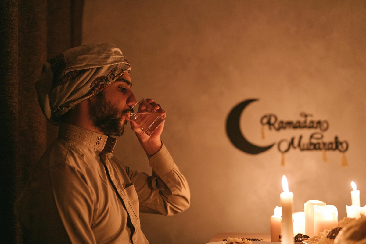 Ilustrasi seseorang sedang minum air putih saat sahur. (Pexels) - Image