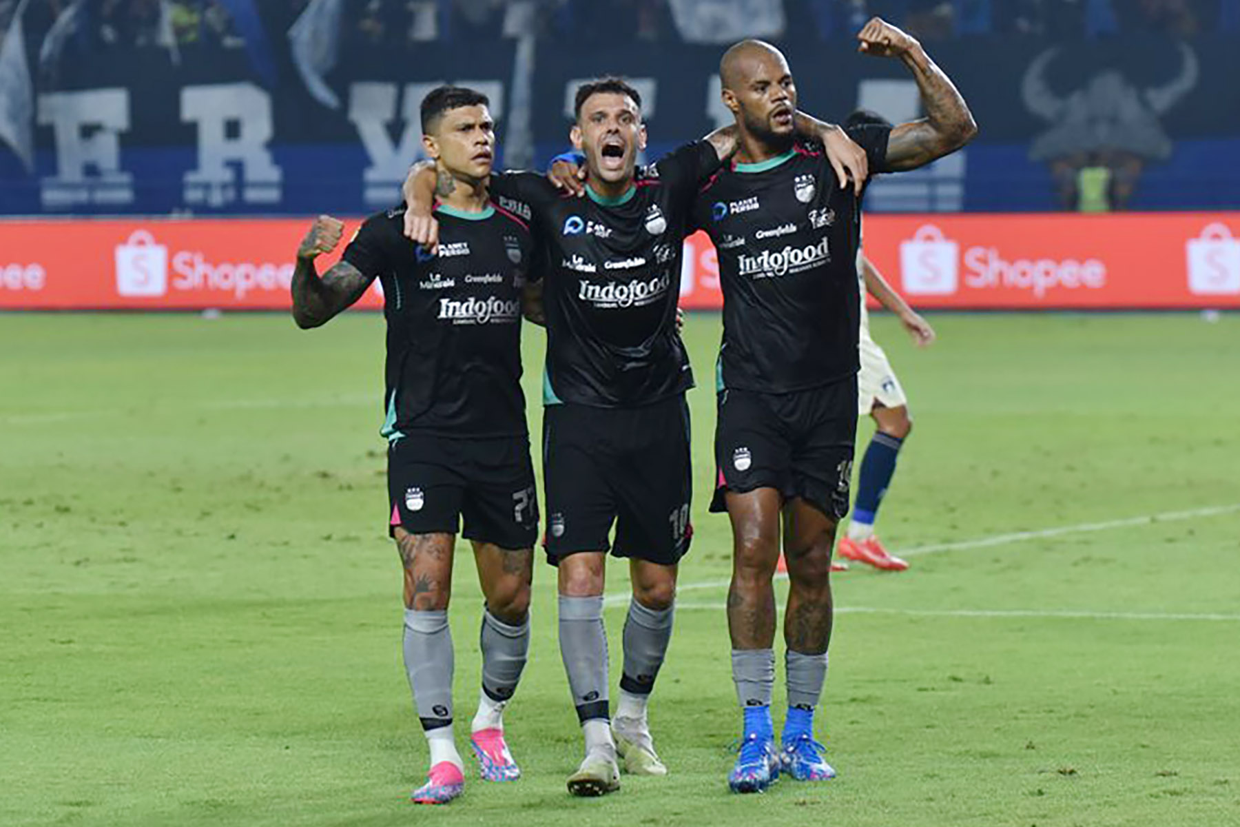 Gelandang PERSIB, Tyronne Del Pino (tengah), merayakan gol ketiga PERSIB ke gawang Persita bersama Ciro Alves dan David da Silva di Stadion Gelora Bandung Lautan Api. (Dok. Persib) - Image