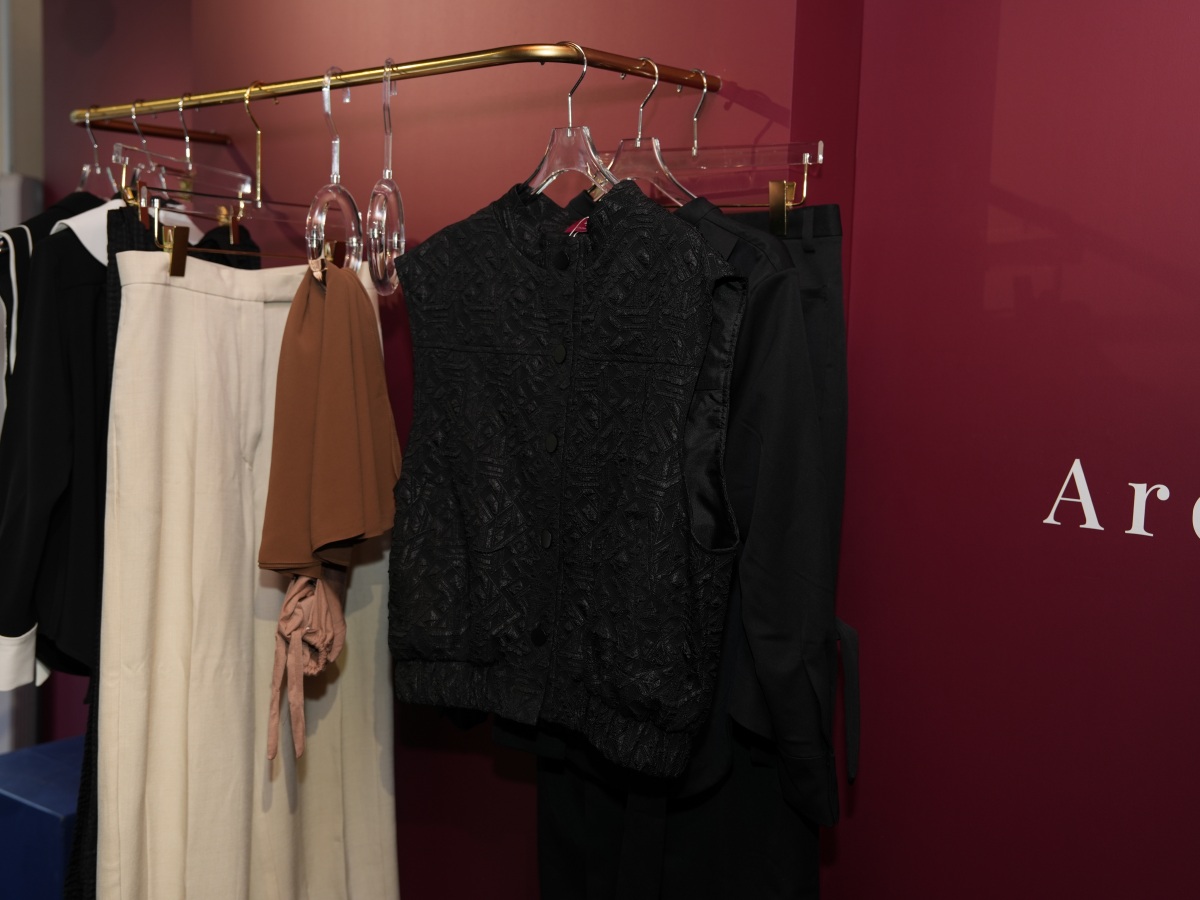 Dengan sedikit mix and match, koleksi VLV dan Villone bisa jadi pilihan gaya kasual semi formal yang edgy. (IST)