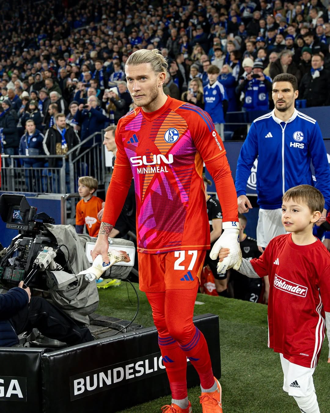 Loris Karius menjalani debutnya bersama Schalke 04, mencatatkan clean sheet dan membawa tim menang 2-0 di Bundesliga 2. (Dok. Schalke 04) - Image