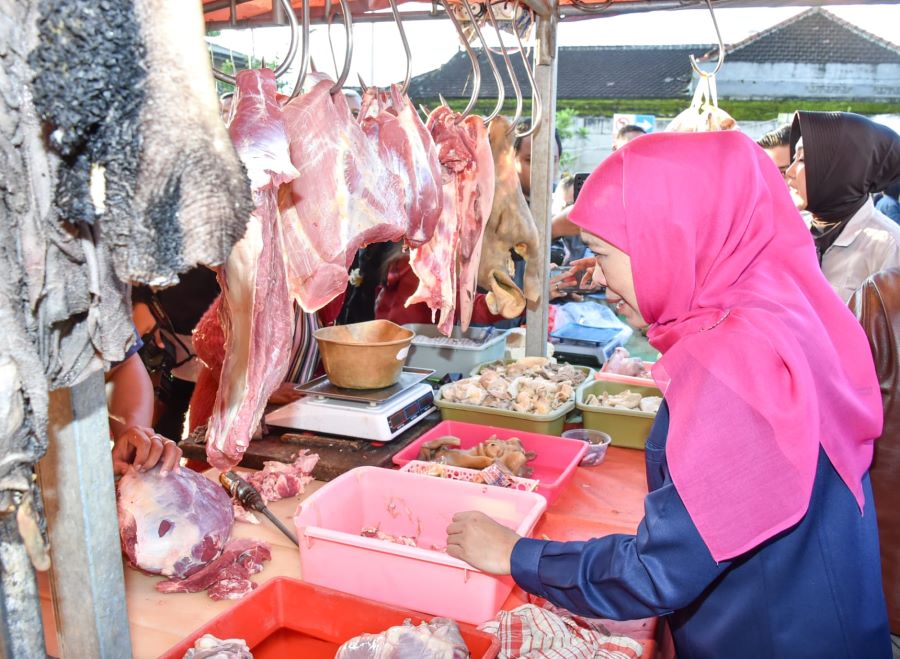 Gubernur Khofifah saat meninjau harga dan stok bahan pokok di Pasar Among Tani, Kota Batu, Minggu (2/3). (Pemprov Jatim untuk JawaPos.com) - Image