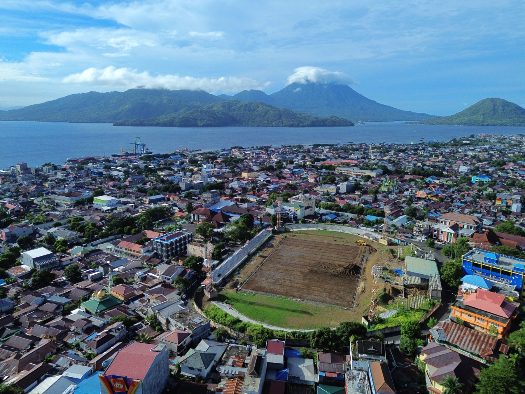 Foto drone dari atas Stadion Gelora Kie Raha, Ternate. (Hendra Eka/Jawa Pos)
