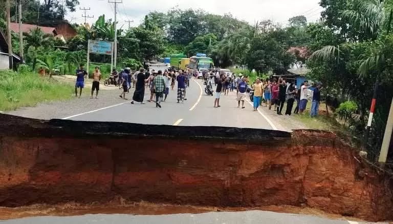Lokasi terputusnya jalan nasional tersebut berada di kawasan Dusun Sirih Sekapur, Kecamatan Jujuhan, Kabupaten Bungo, Jambi. (Padang Eskpres) - Image