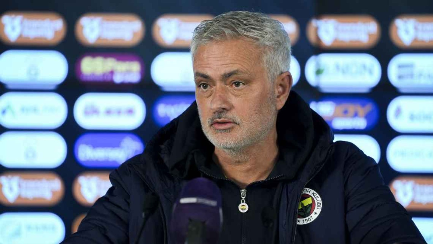Jose Mourinho dilaporkan Galatasaray ke FIFA dan EUFA terkait pernyataannya yang dianggap rasis setelah Derby Istanbul. (ESPN) - Image