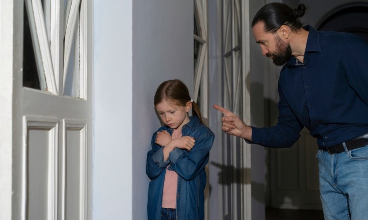7 Perilaku Orang Tua yang Mendidik Anak Nakal dan Pemberontak, Menurut Psikologi (freepik) - Image