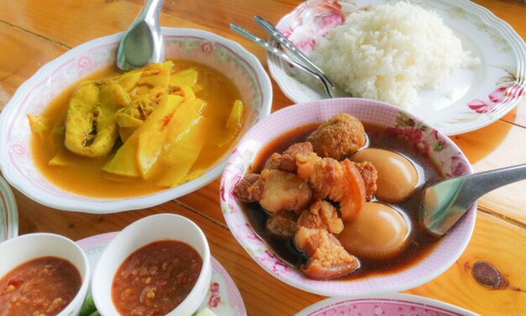 Ilustrasi makanan buka puasa. (Freepik) - Image