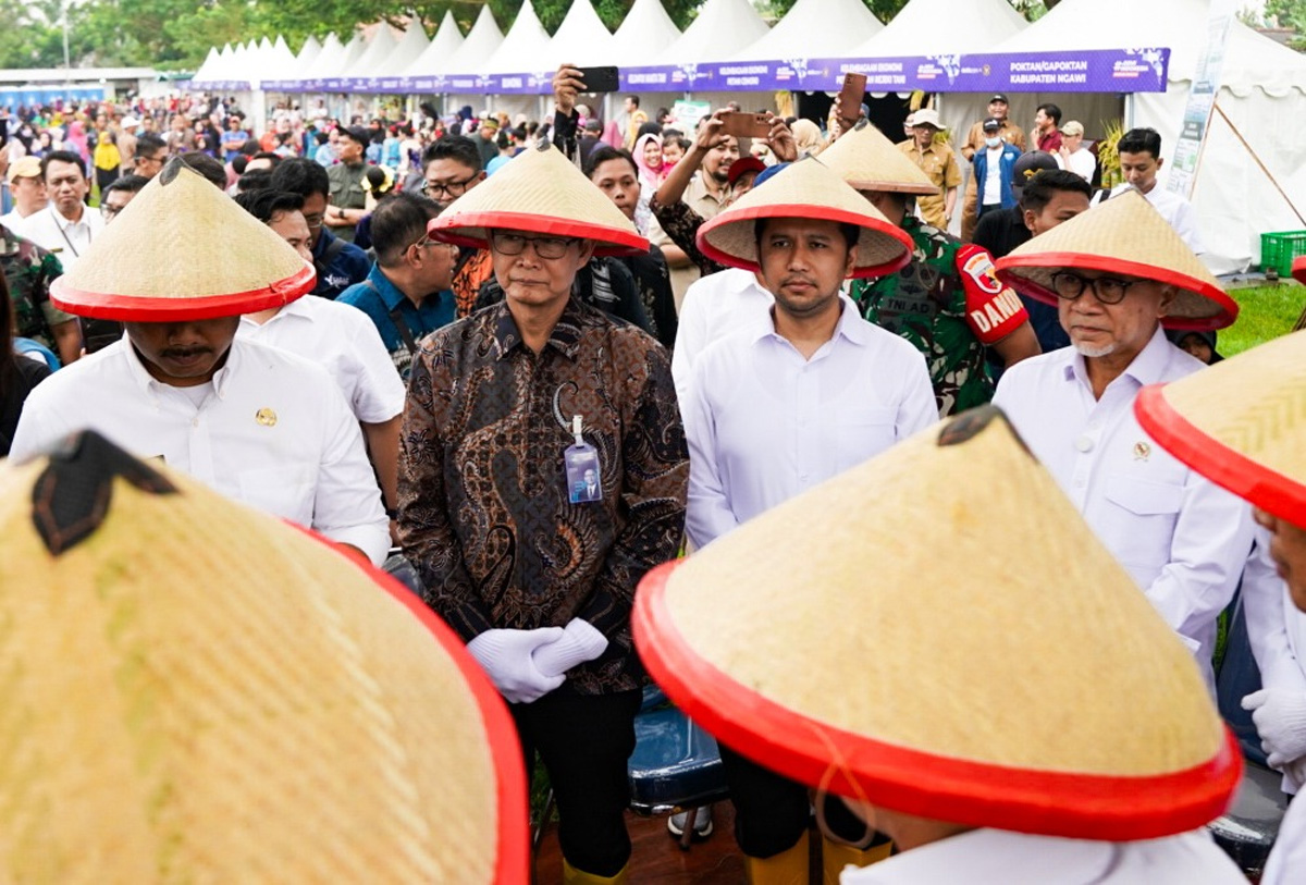 Direktur Jaringan dan Retail Banking Bank Mandiri Aquarius Rudianto di sela panen raya bersama Menko Pangan Zulkifli Hasan dan sejumlah menteri Kabinet Merah Putih di Ngawi, Jatim, Senin (3/3/2025). - Image