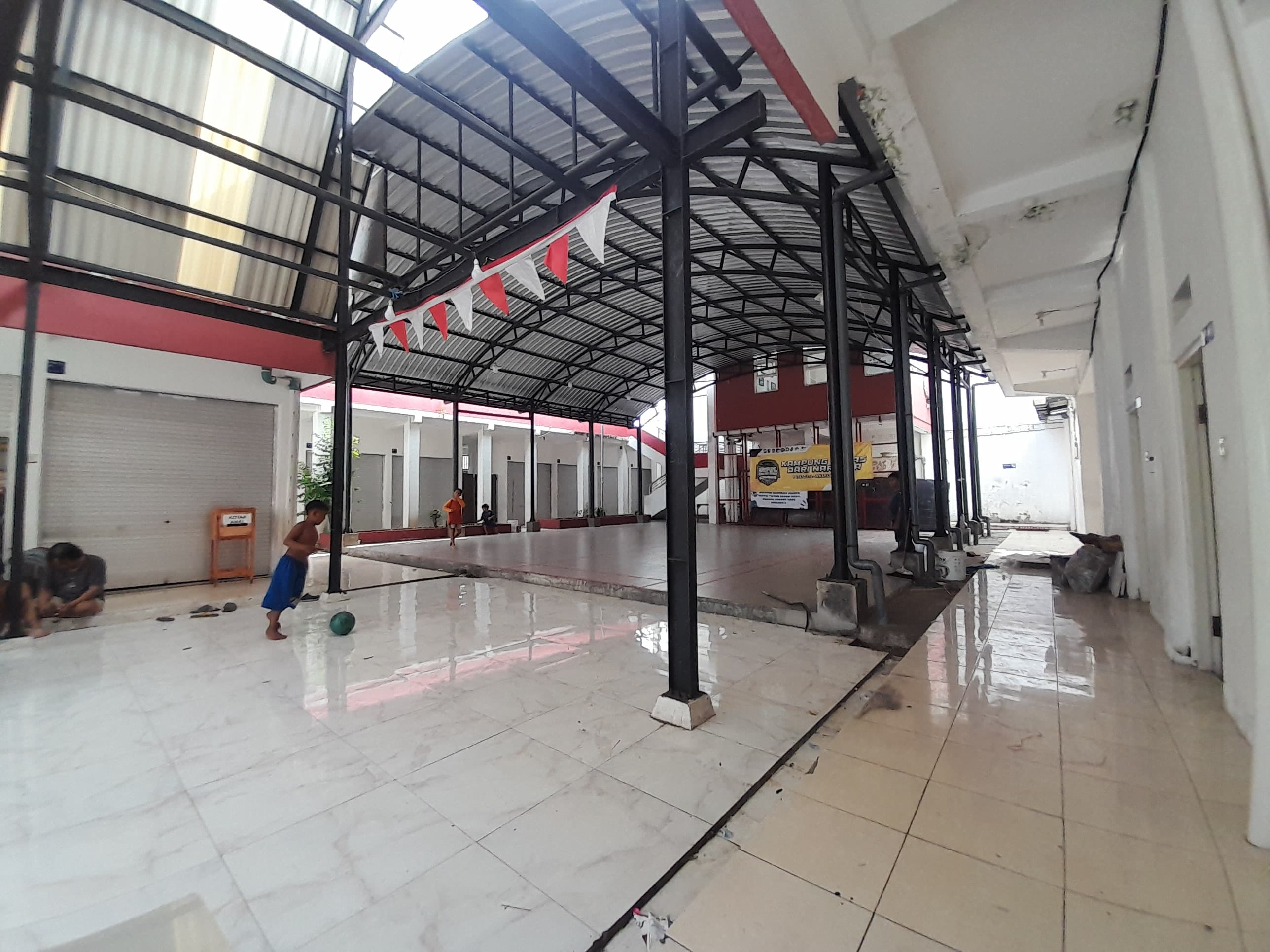 Suasana Pasar Burung Dolly yang kini mangkrak. Pemkot Surabaya alihkan jadi gedung Serbaguna. (Juliana Christy / Jawa Pos) - Image