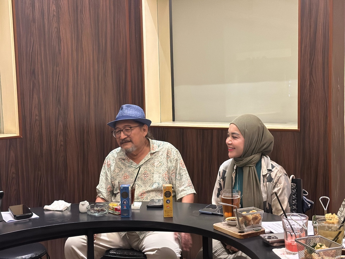 Babe Bambang Pranoto (kiri) saat berbincang dengan wartawan. (istimewa) - Image