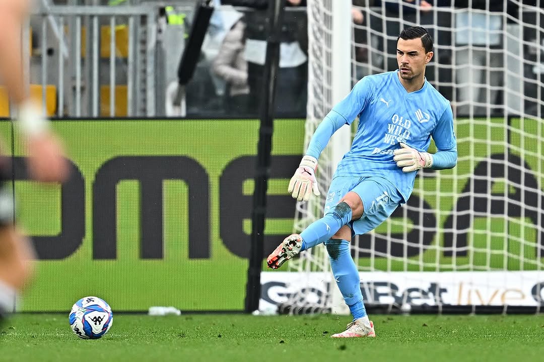 Kiper Palermo Emil Audero Mulyadi saat dalam sebuah pertandingan. (Instagram/emil_audero) - Image