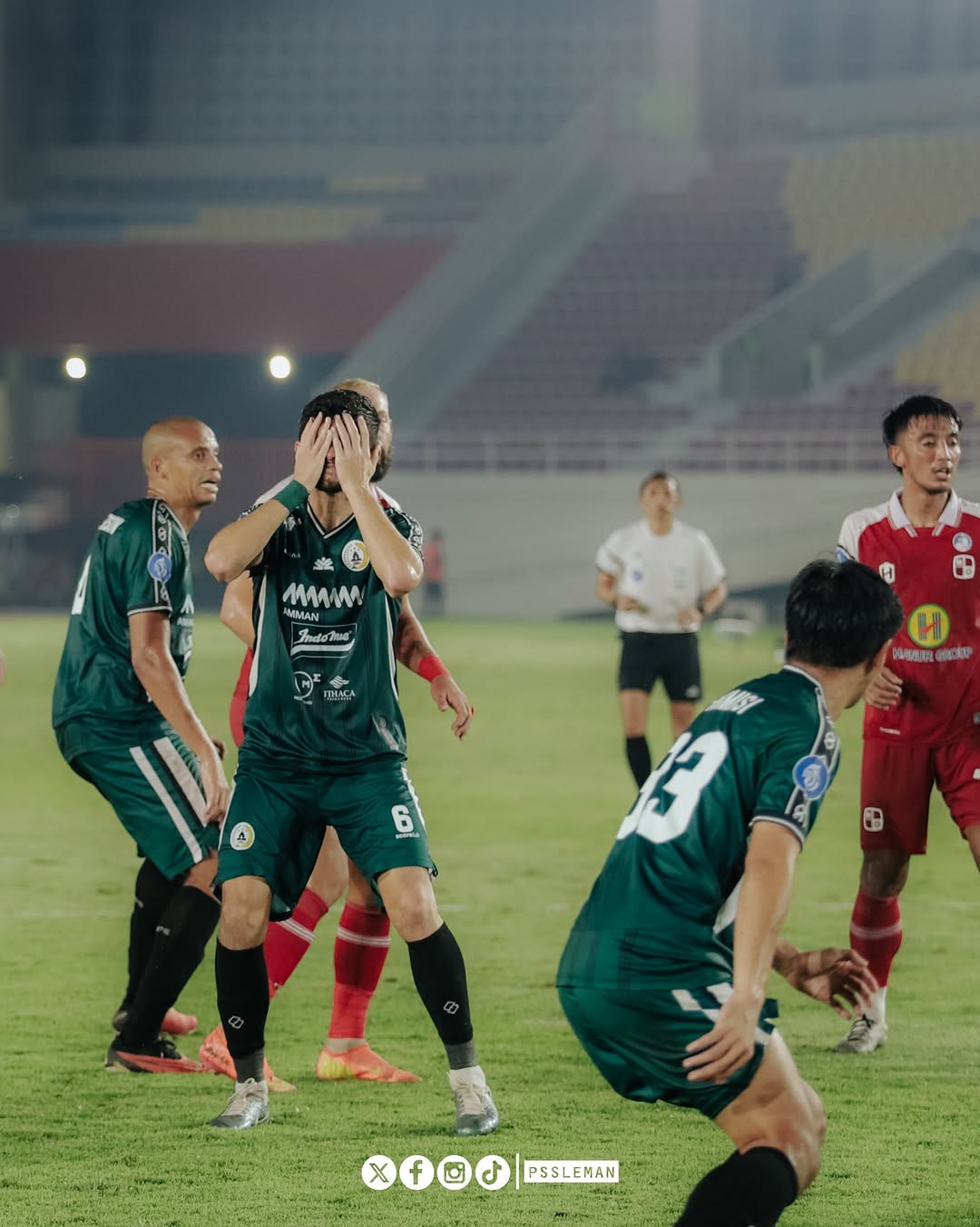 Kekecewaan pemain PSS saat kalah dari Barito Putera di Stadion Manahan. (Instagram PSS) - Image