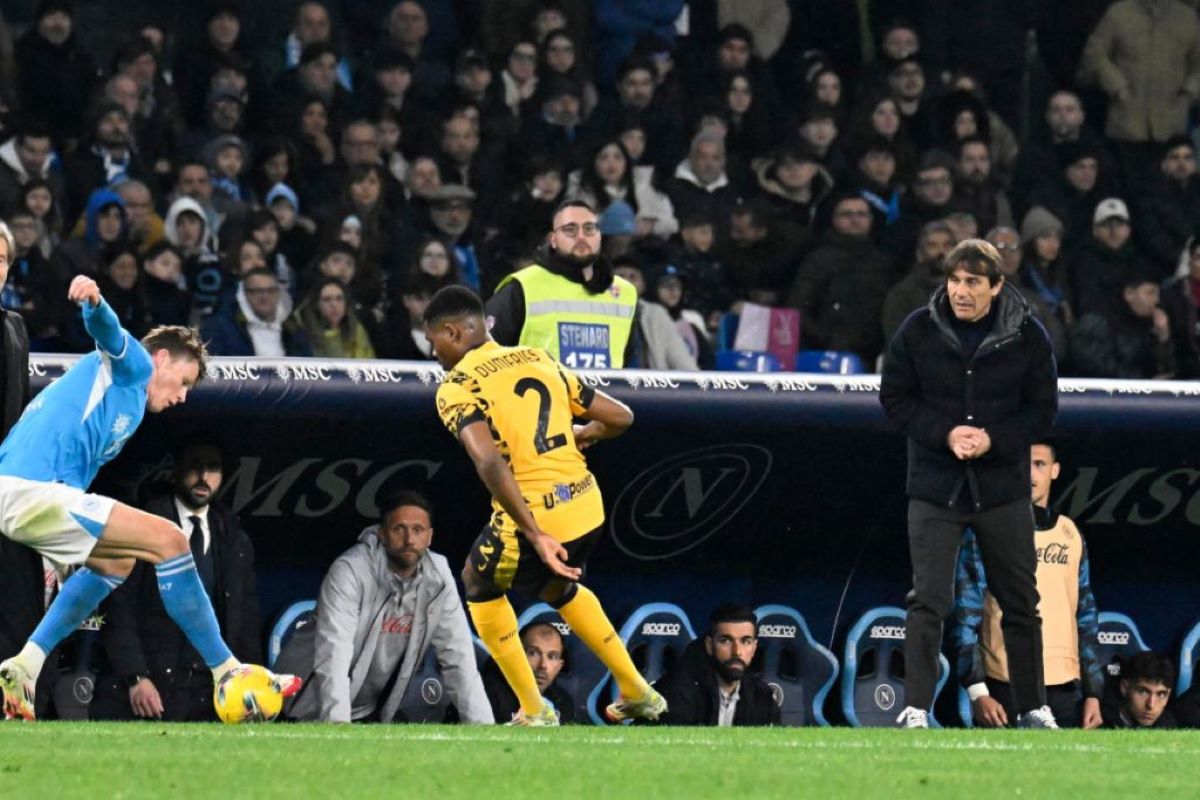 Kekecewaan Berat Antonio Conte usai Napoli Ditahan Inter Milan. (Ciro Fusco/EPA) - Image